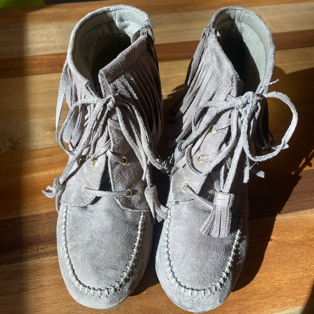 Moccasin wedge with fringe